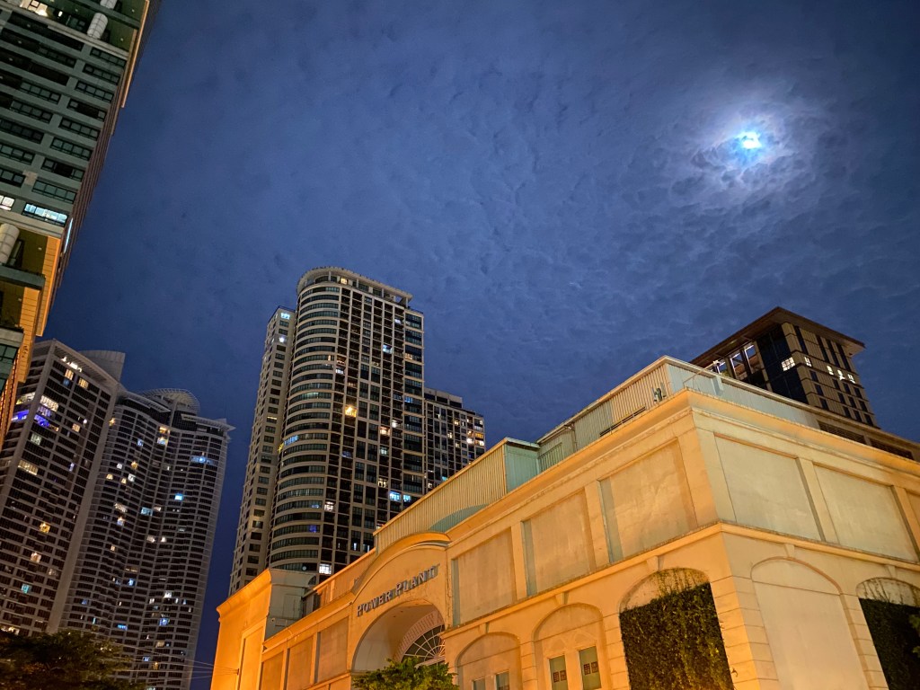 A Silent Night of Moon&nbsp;Gazing